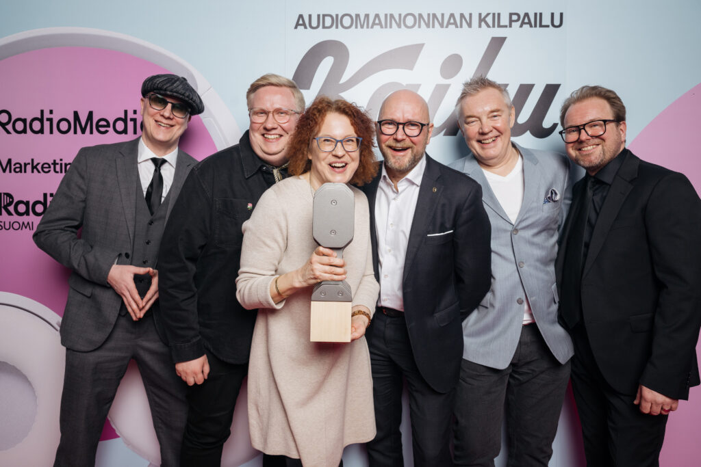 Metsien Suomi palkittiin Kaiku-gaalassa vuoden parhaasta mainosmusiikista. Kuvassa vasemmalta oikealle: Ossi Jaala, Roope Sandberg, Kaarina Aro, Mika Mäkinen, Erkko Mannila ja Heikki Forsström. Kuva: Juho Kuva