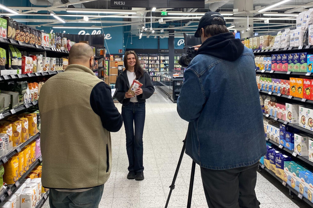 Metsien Suomen somevideon kuvaus käynnissä. Kuvassa keskellä Outi Oravainen. Kuva: Troot